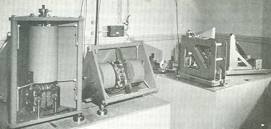 Voici, sans leur enveloppe protectrice, et tels qu’installée sur leur socle de béton, les trois sismomètres Benioff (à gauche) et les trois sismomètres Columbia (à droite) (1965)
