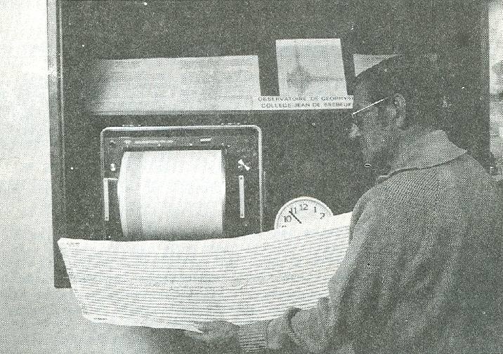 P. Paul-Émile Tremblay devant l’hélicorder