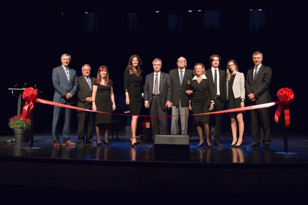 On aperçoit dans l’ordre habituel, M. Michel April, directeur général du Collège, M. François Morrison, président de la Corporation du Collège, Mme Chantal Montreuil, directrice du Fonds de développement, Mme Dominique Bertrand, épouse de M. Jacques Maurice, M. Jacques Maurice, mécène, M. et Mme Bertrand, M. Louis-Philippe Maurice et sa conjointe et M. Alain Miquelon, président du Fonds de développement du Collège Jean-de-Brébeuf. Sont absents de la photo, M. Guillaume Maurice et son épouse et Mme Rosemarie Bertrand.