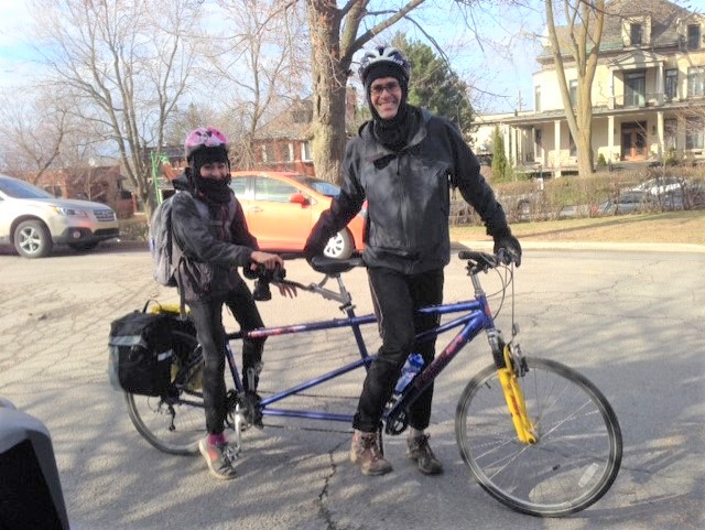 Jacques & Laure Boudrias sont sur leur vélo et portent des casques