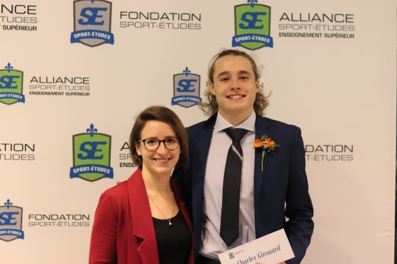Charles Girouard du Collège Brébeuf, lauréat de la bourse sport-études de 500 $ de la Fondation Desjardins.