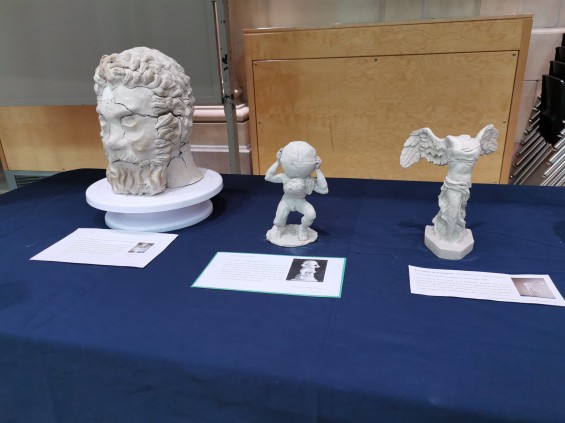 Objets de terre cuite réalisés par des élèves du secondaire