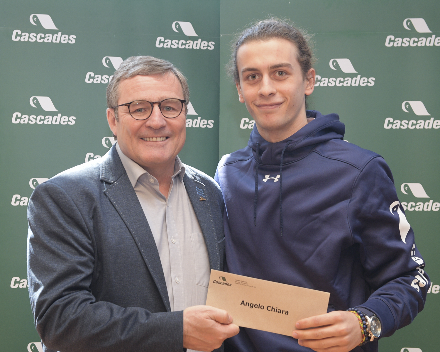 Angelo Chiara reçoit sa bourse des mains de Mario Plourde Angelo Chiara reçoit sa bourse des mains de Mario Plourde, président et chef de la direction de Cascades