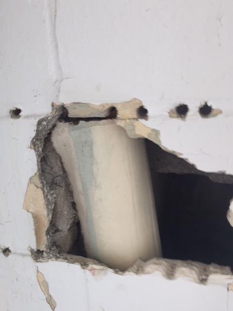 Le trou dans le mur où se trouvait la capsule temporelle