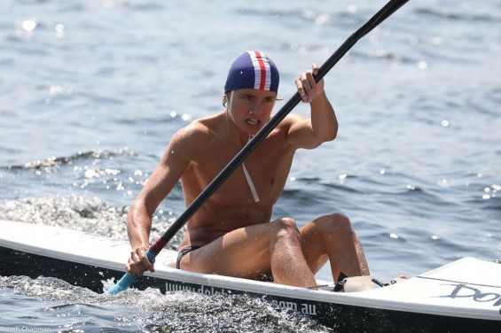 Charles dans son conoë sur l'eau dans une compétition