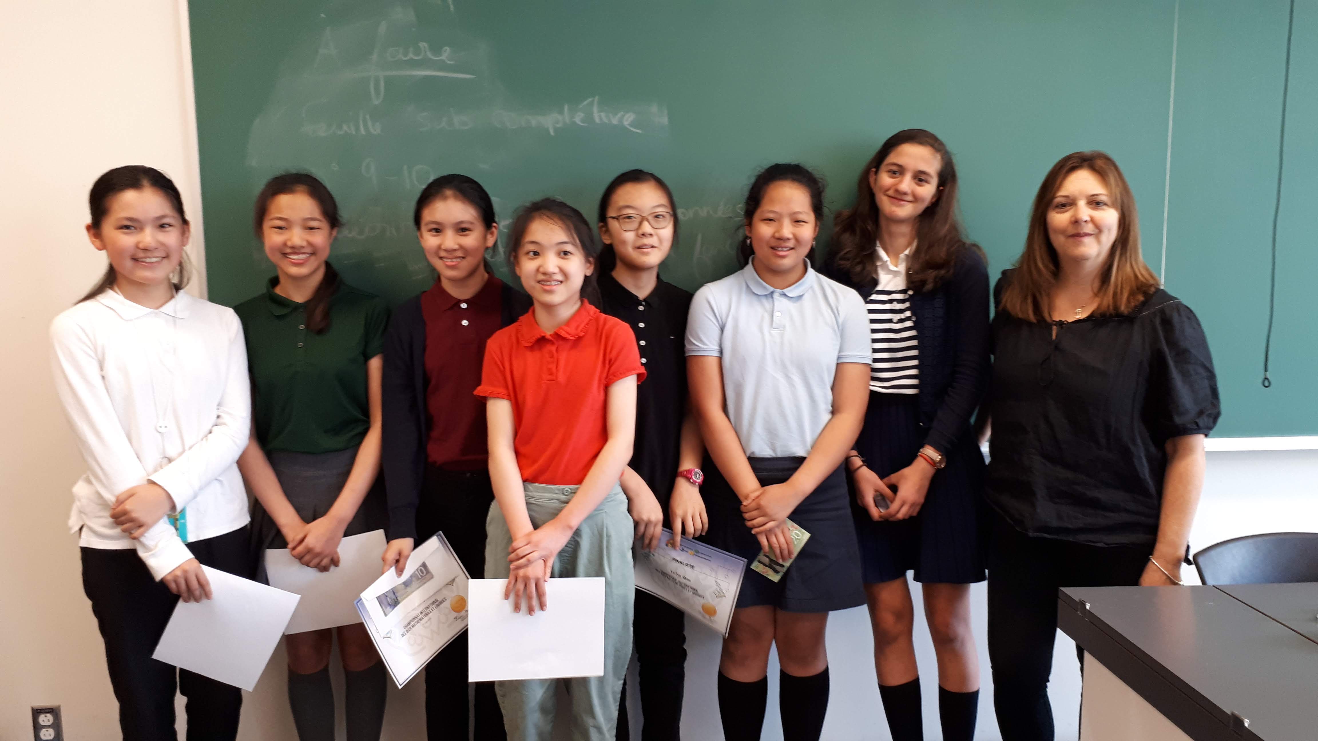 De gauche à droite : Ru Jia, Julie Lavigne, Nina Geng, Yu Qian Zhang, Lu Na Qiao, Olivia Li, Andréa Hage Chehine, Johanne Côté, enseignante