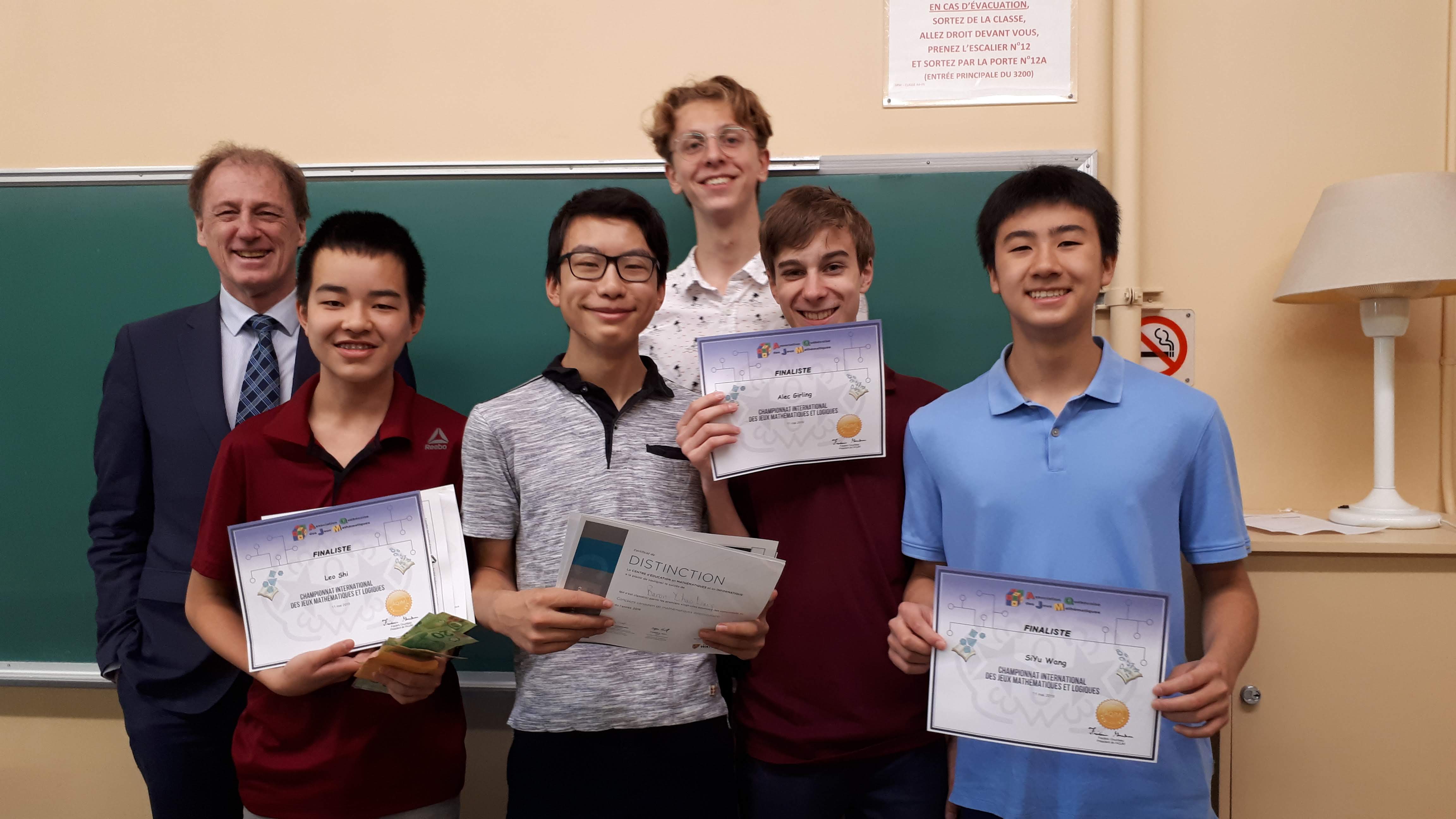 De gauche à droite : Richard Michon, enseignant, Leo Shi, Baron-Yuhao Liang, Édouard Benoit, Alec Girling, Si Yu Wang