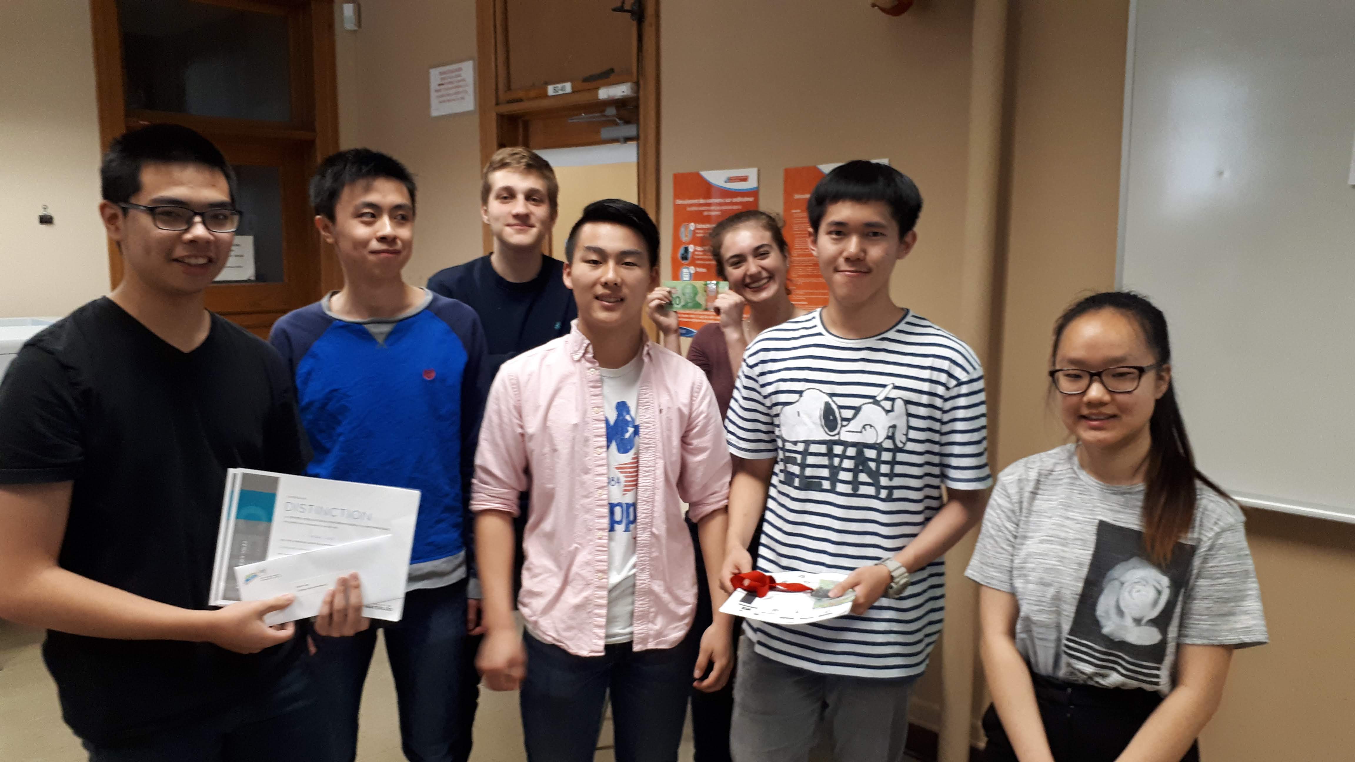 De gauche à droite : Kevin Liao, Yi Feng Yang, Philippe Radu, Stephen Lu, Isabella Drouin, Ru Ming Shi, Daisy Lu