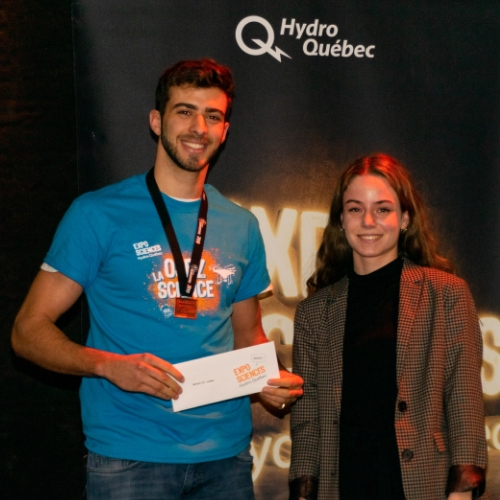 Cyril tient dans ses mains une enveloppe avec le prix