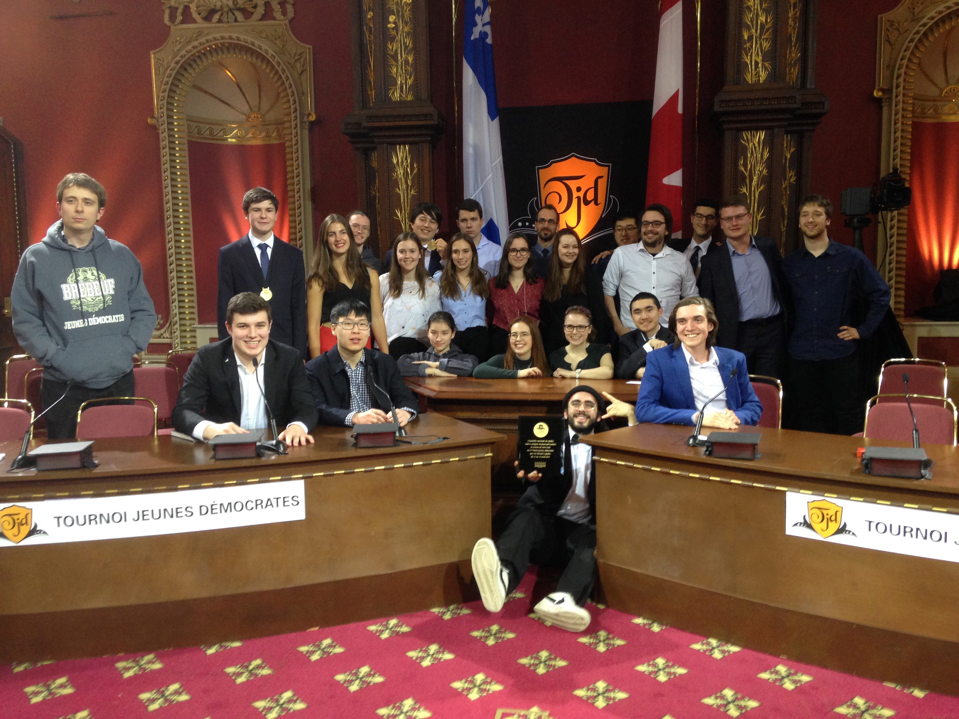 La délégation Brébeuf Jeunes Démocrates 2019 du secondaire et du collégial avec les entraîneurs lors de la remise des médailles