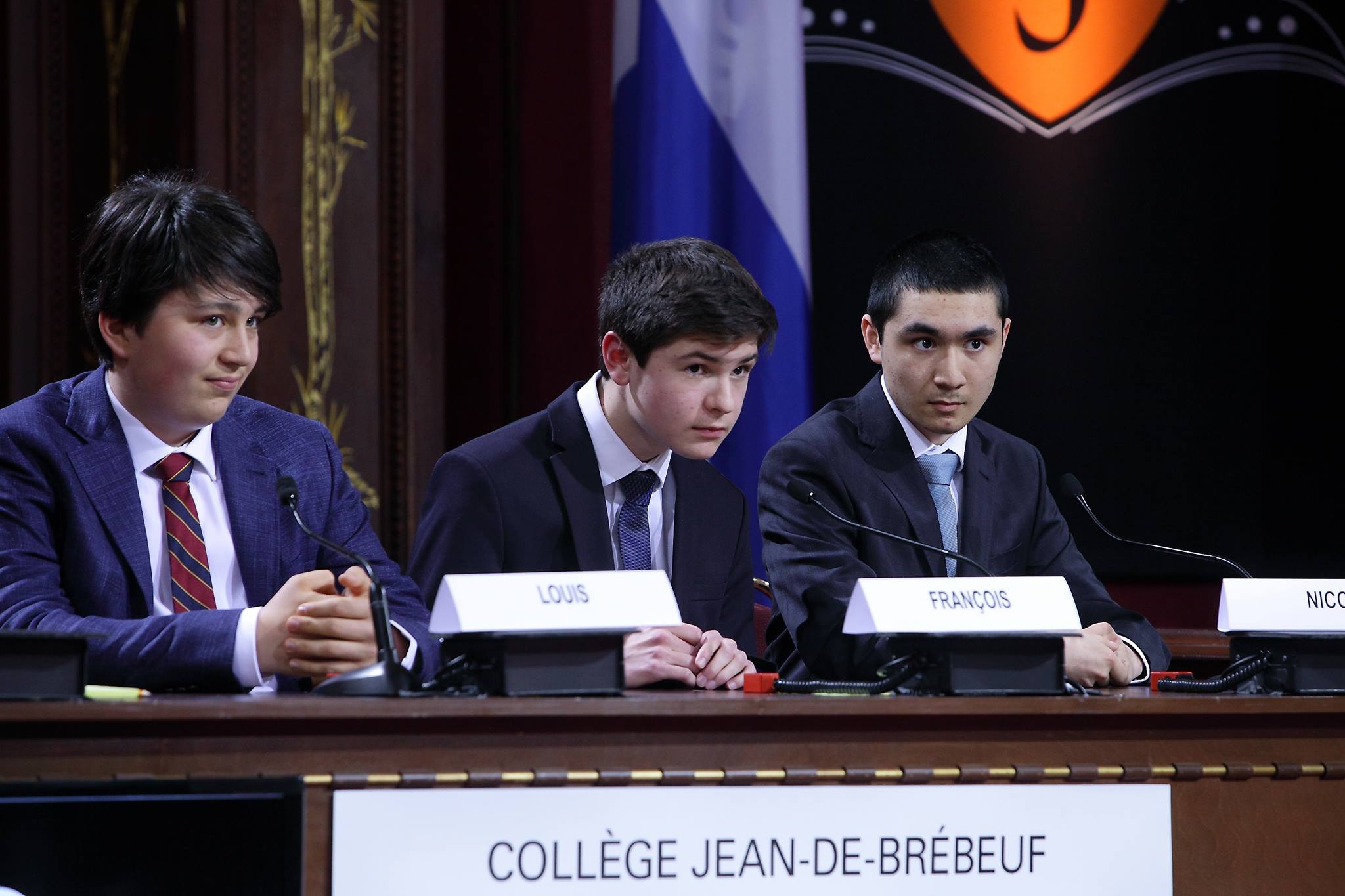 Nicolas Edwards, François Ferland et Louis Ethier pendant la finale du secondaire. © Collection Assemblée nationale, photographe Marc-André Grenier. – à Assemblée nationale du Québec.