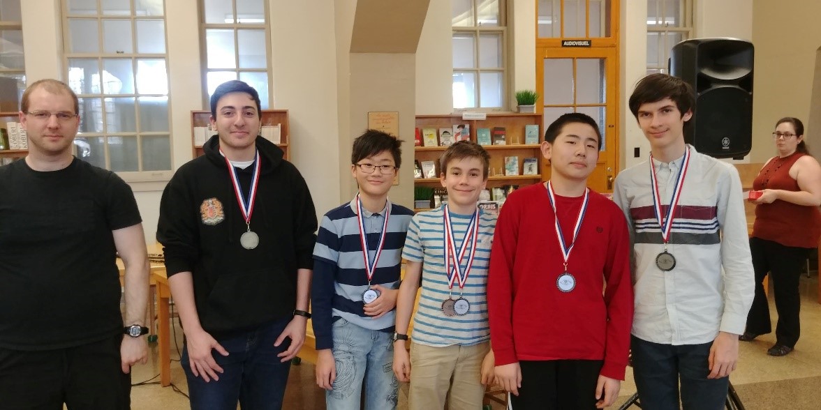 1re secondaire : Julien Bazinet, Thomas Jutras-Montfort, Brian Fei et Jia Shan Hou - Christophe Couturier entraineur de cette équipe